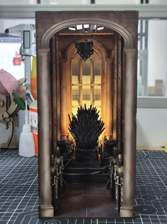 Revell House of the Dragon - Iron Throne - Tiny Adventures Book Nook 23 cm