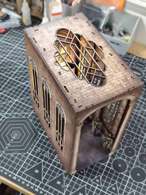 Revell House of the Dragon - Iron Throne - Tiny Adventures Book Nook 23 cm