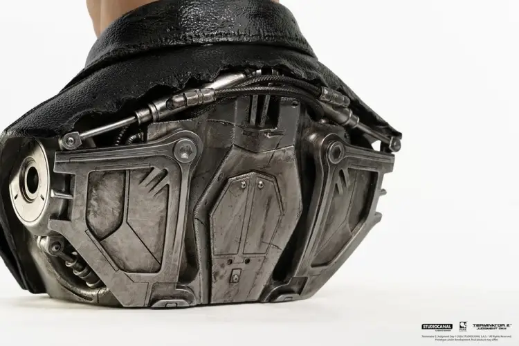 Pure Arts Terminator 2 - T-800 Model 101 - Battle Damaged 1/1 Scale Art Mask Replica