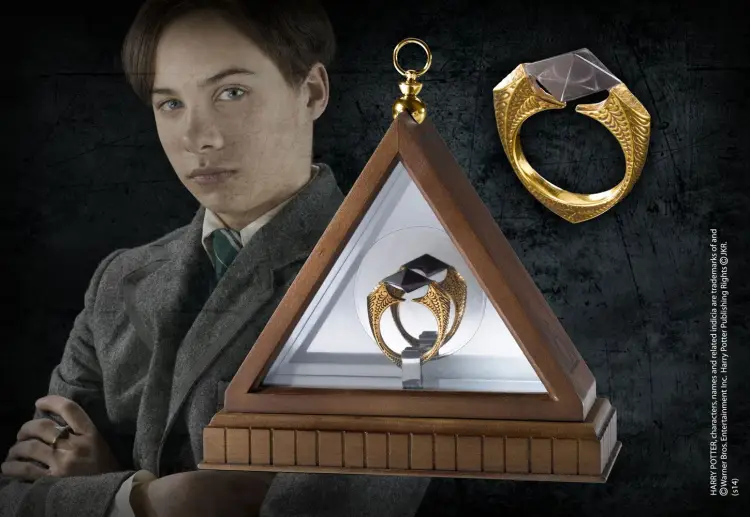 Noble Collection - Harry Potter Replica 1/1 Lord Voldemorts Horcrux Ring (Gold-Plated)