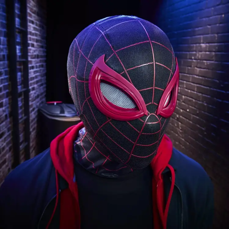 Hasbro Marvel - Miles Morales - Electronic Helmet Expressive Legend Series