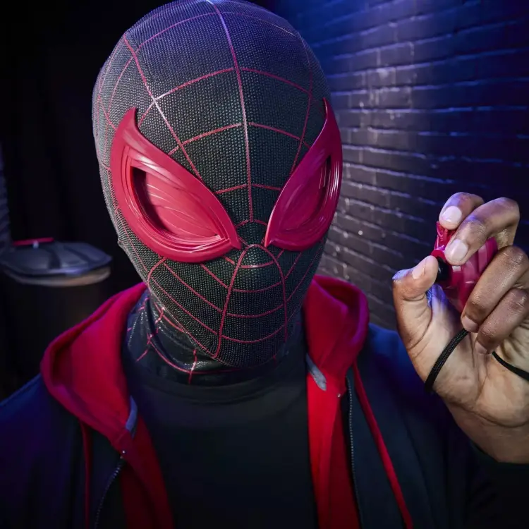 Hasbro Marvel - Miles Morales - Electronic Helmet Expressive Legend Series