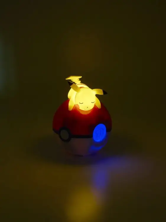 POKEMON - Pikachu Pokeball - Budzik z lampką LED