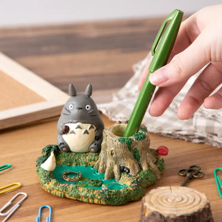 MY NEIGHBOR TOTORO - Totoro nad stawem - Piórnik z figurką