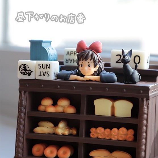 KIKI'S DELIVERY SERVICE - Sprzedawczyni Kiki - Diorama i kalendarz 11 cm