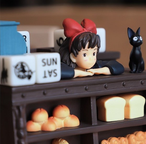 KIKI'S DELIVERY SERVICE - Sprzedawczyni Kiki - Diorama i kalendarz 11 cm