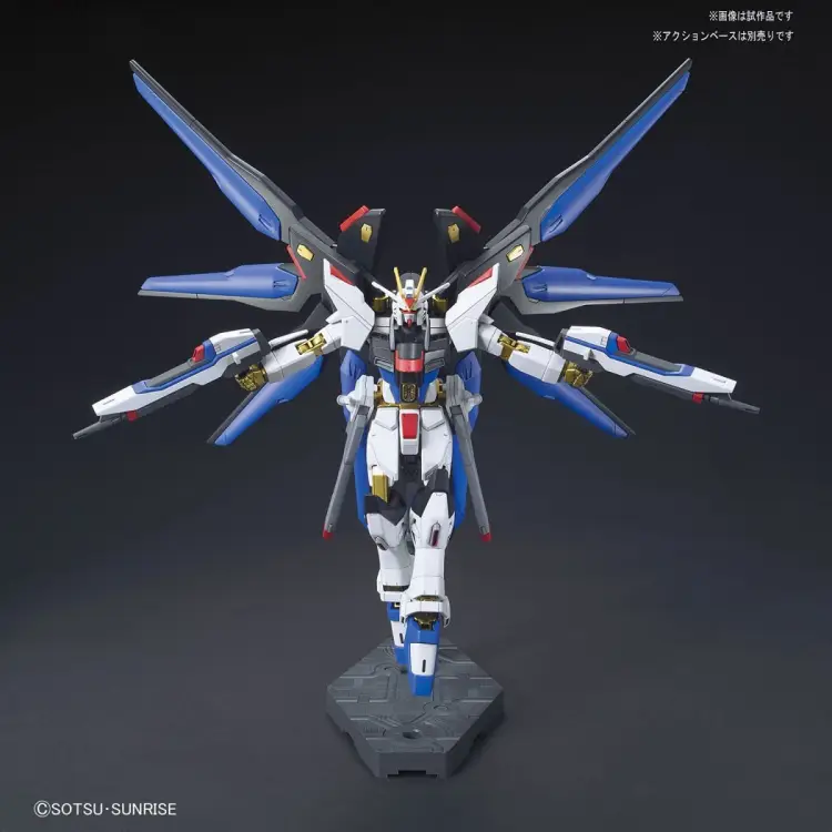Bandai Model Kit - GUNDAM - Model Kit - High Grade - Strike Freedom Gundam - 1/144