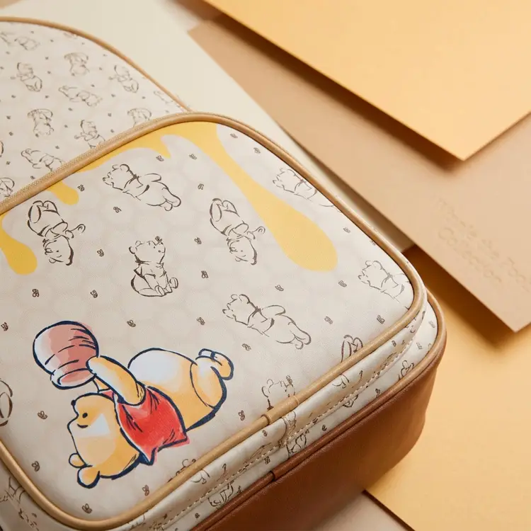 Cerda - DISNEY - Winnie The Pooh - Fashion Backpack - 35x13.5x29cm